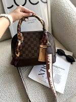 کیف LV هلالی کد 2239